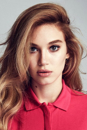 Melisa Şenolsun portrait