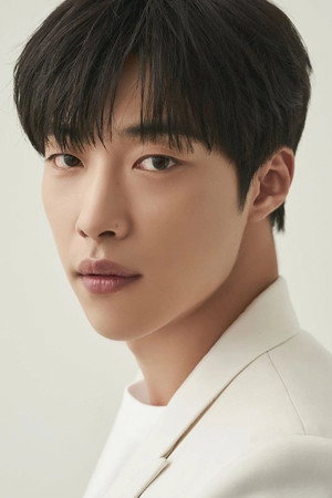 Woo Do-hwan portrait