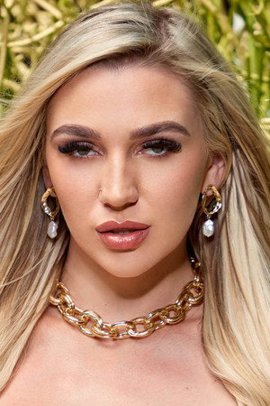 Kendra Sunderland portrait