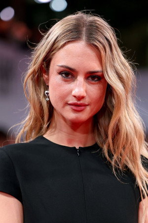 Grace Van Patten portrait