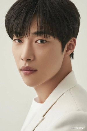 Woo Do-hwan portrait