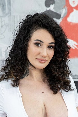 Arabelle Raphael portrait