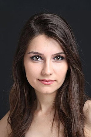 Esra İşgüzar portrait