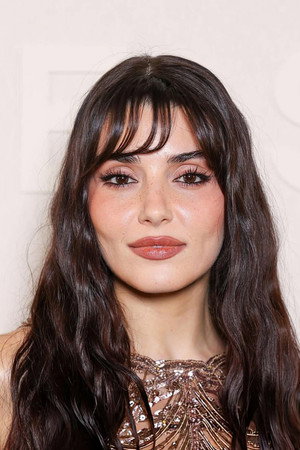 Hande Erçel portrait