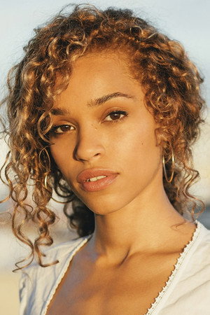 Izzy Bizu portrait