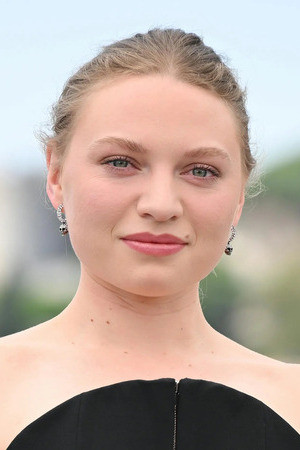 Mia Threapleton portrait