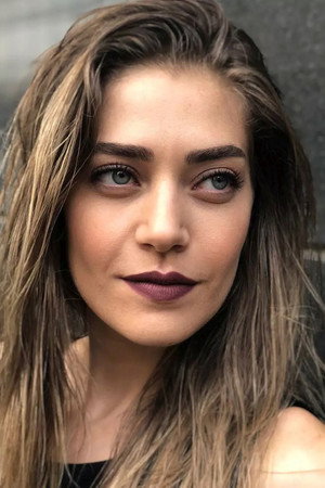Öznur Serçeler portrait