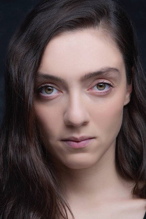 Merve Dizdar portrait