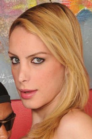 Paola Vieira portrait