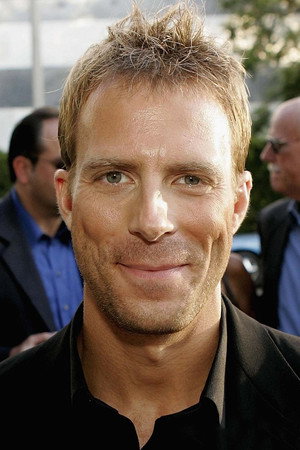 Daniel Travis portrait