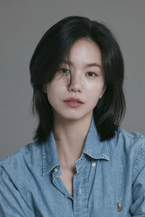 Lee Seol portrait