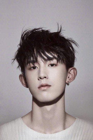 Guo Junchen portrait