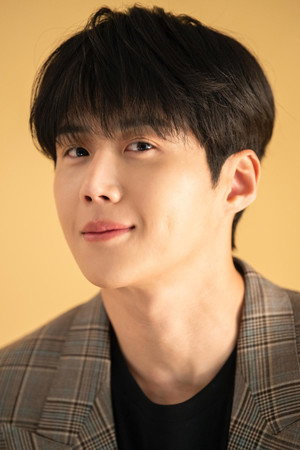 Kim Seon-ho portrait