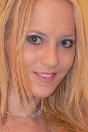 Becca Bratt portrait