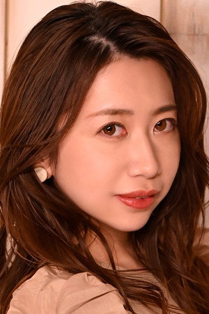 Manami Oura portrait