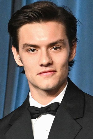 Louis Partridge portrait
