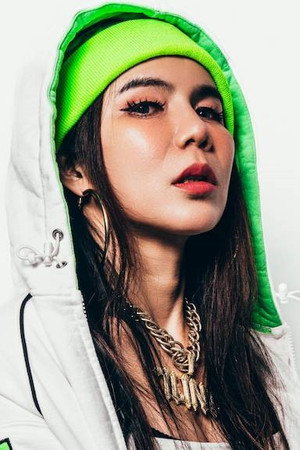 7LING portrait
