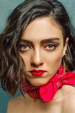 Merve Dizdar portrait