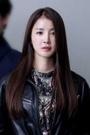 Lee Si-young portrait
