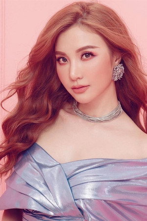 Hạnh Sino portrait