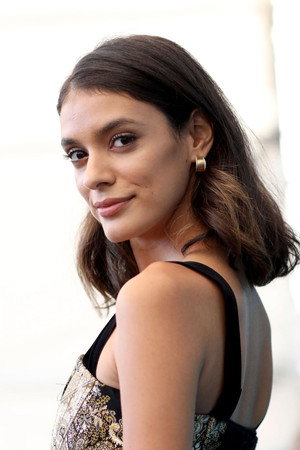 Laysla De Oliveira portrait
