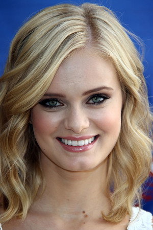 Sara Paxton portrait