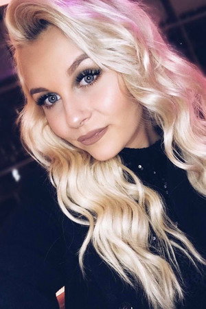 Dagi Bee portrait