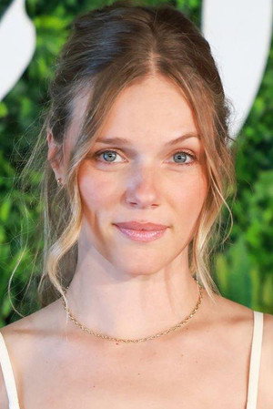 Tracy Spiridakos portrait