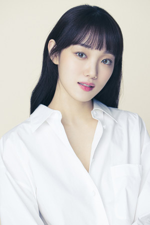 Lee Sung-kyung portrait
