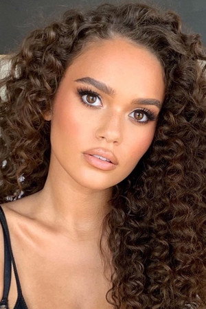 Madison Pettis portrait