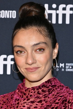 Merve Dizdar portrait