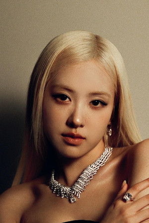 ROSÉ portrait
