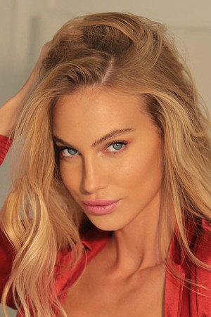 Taylor Mega portrait