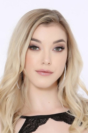 Anny Aurora portrait