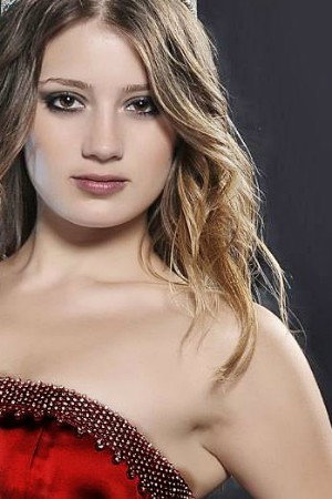 Gizem Karaca portrait