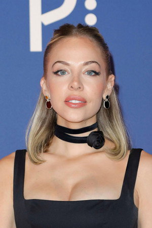 MacKenzie Porter portrait