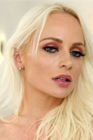 Alektra Lux portrait