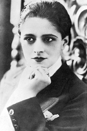 Mercedes Simone portrait