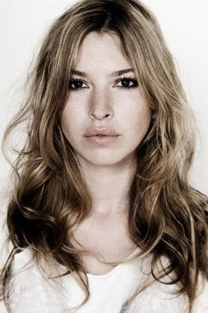 Tara Elders portrait