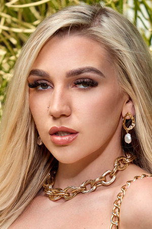 Kendra Sunderland portrait