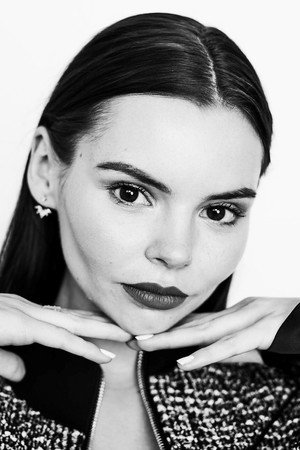 Eline Powell portrait