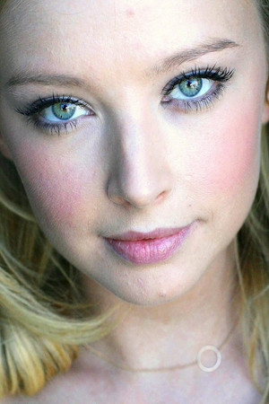 Elisabeth Harnois portrait