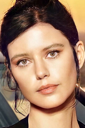 Beren Saat portrait