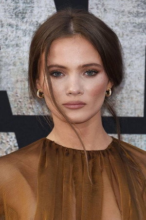 Freya Allan portrait