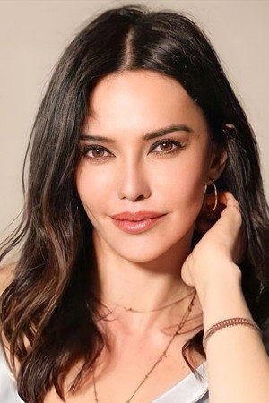 Hande Ataizi portrait