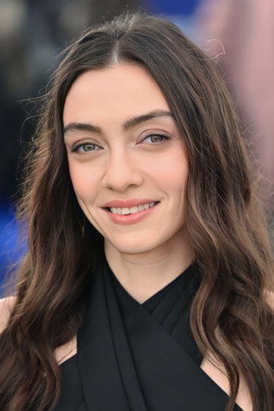 Merve Dizdar portrait