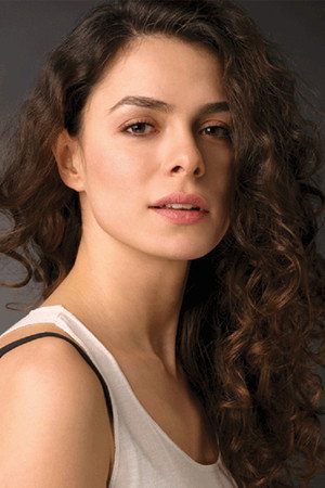 Özge Özpirinçci portrait
