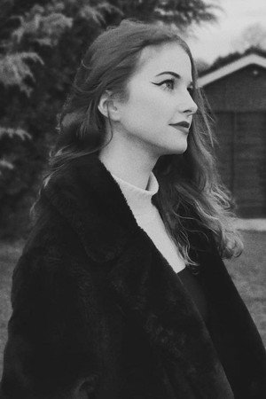 Mia Oz portrait