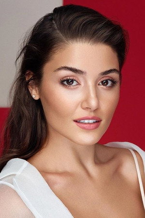Hande Erçel portrait