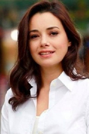 Özgü Namal portrait